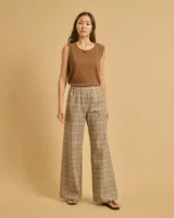 Pantalón de lino y algodón a cuadros color beige, de corte recto y tiro medio, con cintura elástica y bolsillos laterales.