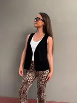 Chaleco negro de cuero con corte clásico y solapas.