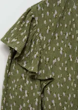 Blusa de manga larga con estampado floral en tonos rosa y blanco, escote en V, volantes en los hombros y puños elásticos.