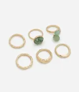Aros colgantes dorados con piedras verdes.