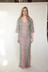 Vestido tejido con textura ondulada, cuello camisero y tajo lateral.