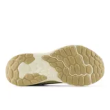 Championes New Balance Arishi V4, color beige con detalles en blanco y amarillo, ideales para running.