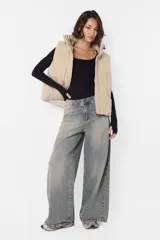 Pantalón denim de corte wide leg, tiro medio, color celeste con desgaste.