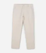 Pantalón de sarga color beige, corte recto, con cintura fija con trabillas, cierre por cremallera y botón, y bolsillos laterales y traseros.