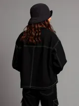 Sobrecamisa marrón con costuras en verde claro, cierre frontal con botones metálicos, bolsillos de parche en el pecho y corte recto.