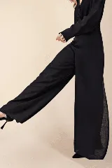 Pantalón palazzo negro de tiro alto con aberturas laterales.