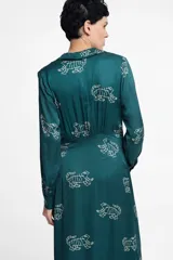 Vestido largo camisero de seda viscosa color verde petróleo con estampado de tigres blancos.
