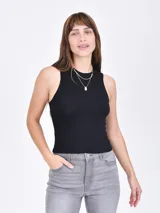 Musculosa blanca de algodón con cuello redondo y sisas amplias.