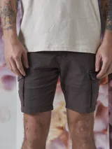 Bermuda de gabardina color marrón con múltiples bolsillos tipo cargo.
