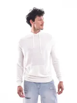 Buzo blanco de tejido texturizado con capucha y cordones ajustables.