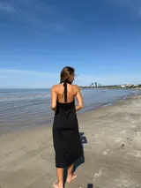 Vestido midi negro de tejido de punto en hilo de algodón, con escote halter y estampado abstracto en color marrón.