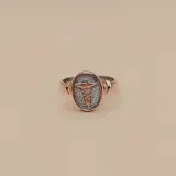 Anillo de plata 925 con apliques de oro 9k, con diseño de caduceo en el centro.