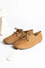 Mocasines color tostado con cordones finos al tono, de cuero sintético.