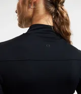 Campera deportiva negra confeccionada en poliamida y elastano, con cuello alto, cierre delantero por cremallera y bolsillos laterales.