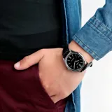 Reloj Casio con caja plateada, esfera negra y correa de cuero negra.