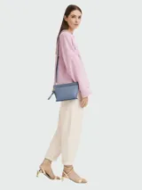 Bandolera Longchamp modelo Mailbox XS, color azul celeste, con correa larga regulable y cierre superior con cremallera.
