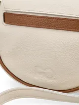 Bandolera de cuero color crudo con detalles en marrón. Tiene correa larga regulable y cierre con broche metálico.