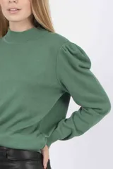 Sweater de hilo color verde con cuello redondo y hombros abullonados.