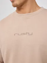 Sweater negro de corte regular con logo Rusty estampado en el pecho.