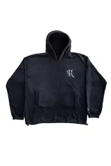 Hoodie negro de polar con capucha, bolsillo tipo canguro y logo bordado en el pecho.