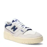 Championes New Balance modelo 550, color blanco hueso con detalles en azul marino.