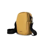 Bandolera color marrón de cuero sintético con correa de galón ajustable y doble cierre superior.