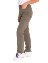 Pantalón negro de corte recto con bolsillos frontales y traseros.