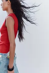 Top de manga sisa color marrón oscuro, con cuello redondo y corte ajustado.