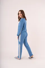 Pijama de lanilla, color beige, de manga larga y diseño cómodo, ideal para el descanso.