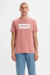 Remera de hombre color rosa con logo Levi's estampado en el pecho.