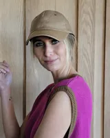 Gorra tipo béisbol color marrón, confeccionada en cuero gamuzado.