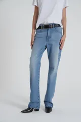 Jeans rectos de corte largo en tono azul claro, con diseño clásico y cinco bolsillos.
