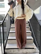 Pantalón deportivo marrón con detalles en color crudo y tela elastizada.