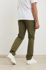 Pantalón de corte recto color verde, fabricado con un tejido resistente y cómodo.