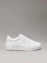 Zapatillas urbanas Calvin Klein Jeans de cuero sintético color blanco, con plataforma plana, cordones y logo CK en el lateral.