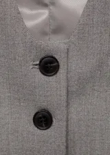 Chaleco corto gris con escote en V y cierre frontal con botones.