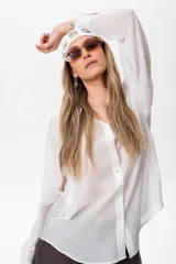 Camisa verde de manga larga con botones.