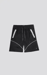 Bermuda negra de textil liviano con calce oversize, cintura elástica con cordón de ajuste y recortes decorativos en blanco. Presenta detalles reflectantes en los bolsillos delanteros y ribetes curvos blancos en la parte inferior.