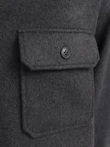 Sobrecamisa de manga larga color gris oscuro, con cierre de botones y bolsillos en el pecho.