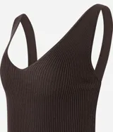 Musculosa de punto color marrón chocolate, con breteles medianos, escote en V y textura acanalada.