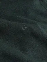 Sweater de punto verde oscuro con cuello alto y logo CK bordado en el pecho.