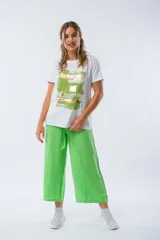 Pantalón corto de lino color verde menta, con cintura elastizada y lazo ajustable. Corte a la altura de los tobillos.