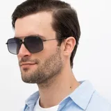 Lentes de sol INVU modelo IB12400B, con montura negra de metal, lentes grises degradé y forma geométrica.