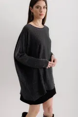 Sweater color crema de viscosa, poliéster, elastano y lurex, de corte holgado y mangas largas.