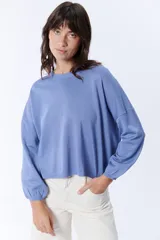 Buzo de punto color lila, con mangas largas y corte holgado, tejido 100% algodón.