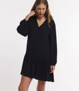 Vestido corto negro de viscosa con cuello en V, mangas largas abullonadas con lazo en los puños y falda con volantes.