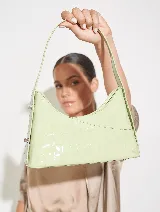 Cartera de mano color verde claro con efecto charol y textura tipo piel de cocodrilo. Tiene asa corta y herrajes plateados.