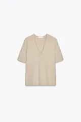 Camiseta color beige de lino y manga corta, con escote en V.