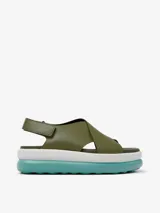 Sandalias de cuero vacuno color verde oliva, con plataforma blanca y suela celeste.