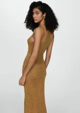 Vestido largo de punto calado color dorado, con cuello redondo y tirantes anchos.